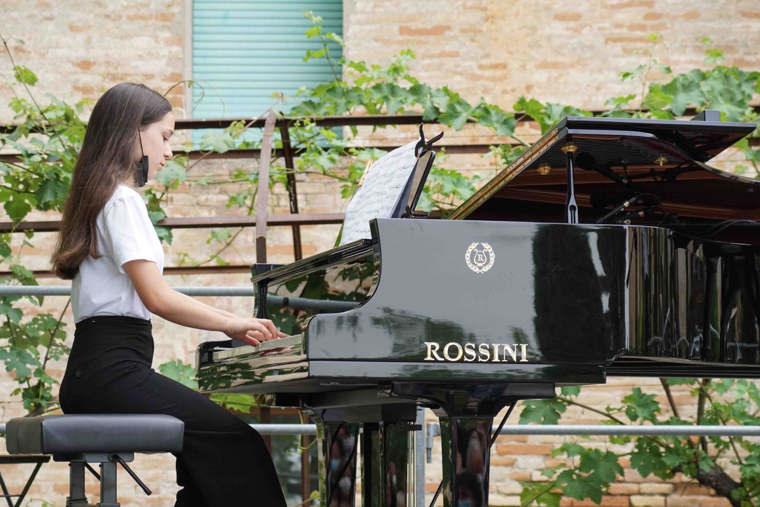 Giovane allieva al piano