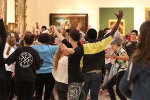 Partecipanti a una sessione di Sance Well: danza nei musei per persone con disabilità motoria e Parkinson